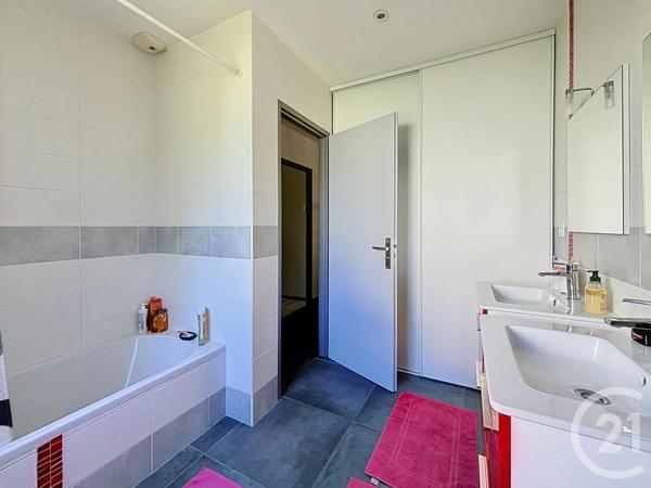 Maison à vendre  5 pièces - 150 m 2   RIOM  - 63