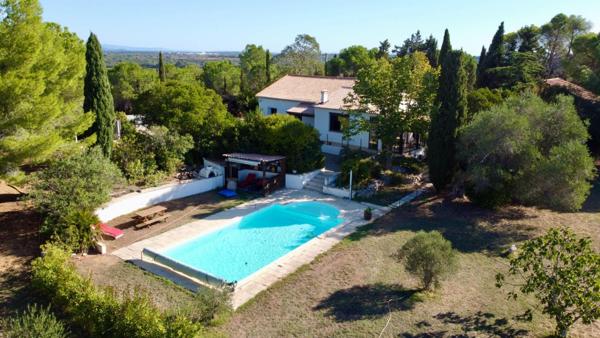 Villa de plain-pied avec piscine et espace bien-être