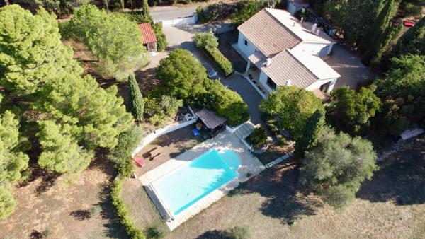 Villa de plain-pied avec piscine et espace bien-être