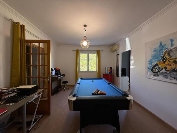 Villa de plain-pied avec piscine et espace bien-être
