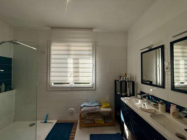 Villa de plain-pied avec piscine et espace bien-être