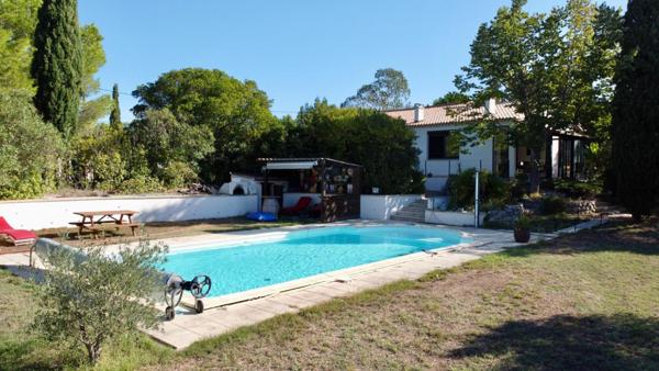 Villa de plain-pied avec piscine et espace bien-être