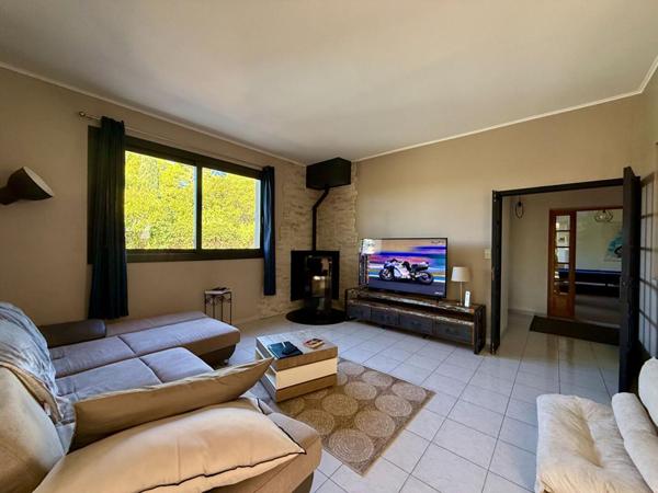 Villa de plain-pied avec piscine et espace bien-être