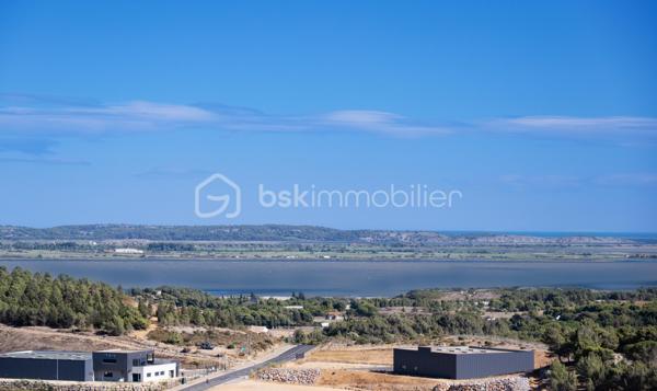Et si votre futur commençait ici ?

Imaginez votre maison perchée sur les hauteurs de Narbonne, profitant chaque jour d’un panorama exceptionnel dans un environnement calme et privilégié…

Au cœur du très recherché lotissement L’Odéon, découvrez ce superbe terrain constructible de 428 m², entièrement viabilisé, prêt à accueillir le projet de vie dont vous rêvez.

Sa position dominante offre un cadre unique. Selon l’implantation de votre future maison et les conditions météorologiques, vous pourrez profiter d’une vue dégagée sur la ville de Narbonne, les étangs, le massif de la Clape et, par temps clair, jusqu’à la chaîne des Pyrénées. Un décor qui évolue au fil des saisons et des lumières, pour un quotidien empreint de sérénité.

Ce terrain bénéficie d’un environnement résidentiel de qualité, où calme et nature se conjuguent avec la proximité de toutes les commodités : commerces, établissements scolaires, infrastructures sportives, gare, accès rapide à l’autoroute A9 et aux plages méditerranéennes.

Entièrement viabilisé, il vous permettra de concrétiser votre projet de construction dans les meilleures conditions.

Afin de vous aider à vous projeter, une simulation d’implantation d’une maison sur le terrain est disponible. Elle vous permettra de mieux visualiser le potentiel de cette parcelle et d’imaginer votre futur lieu de vie.

Une opportunité rare sur les Hauts de Narbonne, alliant emplacement privilégié, qualité de vie et panorama remarquable.

Une visite suffit souvent pour tomber sous le charme… Contactez moi dès aujourd’hui pour découvrir ce terrain et échanger sur votre projet immobilier.