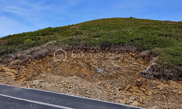 Et si votre futur commençait ici ?

Imaginez votre maison perchée sur les hauteurs de Narbonne, profitant chaque jour d’un panorama exceptionnel dans un environnement calme et privilégié…

Au cœur du très recherché lotissement L’Odéon, découvrez ce superbe terrain constructible de 428 m², entièrement viabilisé, prêt à accueillir le projet de vie dont vous rêvez.

Sa position dominante offre un cadre unique. Selon l’implantation de votre future maison et les conditions météorologiques, vous pourrez profiter d’une vue dégagée sur la ville de Narbonne, les étangs, le massif de la Clape et, par temps clair, jusqu’à la chaîne des Pyrénées. Un décor qui évolue au fil des saisons et des lumières, pour un quotidien empreint de sérénité.

Ce terrain bénéficie d’un environnement résidentiel de qualité, où calme et nature se conjuguent avec la proximité de toutes les commodités : commerces, établissements scolaires, infrastructures sportives, gare, accès rapide à l’autoroute A9 et aux plages méditerranéennes.

Entièrement viabilisé, il vous permettra de concrétiser votre projet de construction dans les meilleures conditions.

Afin de vous aider à vous projeter, une simulation d’implantation d’une maison sur le terrain est disponible. Elle vous permettra de mieux visualiser le potentiel de cette parcelle et d’imaginer votre futur lieu de vie.

Une opportunité rare sur les Hauts de Narbonne, alliant emplacement privilégié, qualité de vie et panorama remarquable.

Une visite suffit souvent pour tomber sous le charme… Contactez moi dès aujourd’hui pour découvrir ce terrain et échanger sur votre projet immobilier.