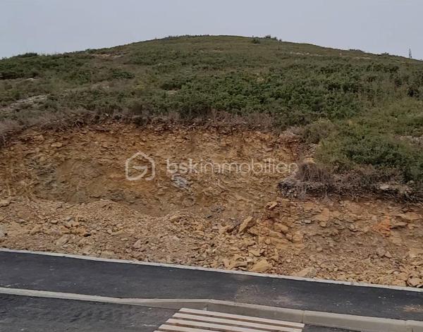 Et si votre futur commençait ici ?

Imaginez votre maison perchée sur les hauteurs de Narbonne, profitant chaque jour d’un panorama exceptionnel dans un environnement calme et privilégié…

Au cœur du très recherché lotissement L’Odéon, découvrez ce superbe terrain constructible de 428 m², entièrement viabilisé, prêt à accueillir le projet de vie dont vous rêvez.

Sa position dominante offre un cadre unique. Selon l’implantation de votre future maison et les conditions météorologiques, vous pourrez profiter d’une vue dégagée sur la ville de Narbonne, les étangs, le massif de la Clape et, par temps clair, jusqu’à la chaîne des Pyrénées. Un décor qui évolue au fil des saisons et des lumières, pour un quotidien empreint de sérénité.

Ce terrain bénéficie d’un environnement résidentiel de qualité, où calme et nature se conjuguent avec la proximité de toutes les commodités : commerces, établissements scolaires, infrastructures sportives, gare, accès rapide à l’autoroute A9 et aux plages méditerranéennes.

Entièrement viabilisé, il vous permettra de concrétiser votre projet de construction dans les meilleures conditions.

Afin de vous aider à vous projeter, une simulation d’implantation d’une maison sur le terrain est disponible. Elle vous permettra de mieux visualiser le potentiel de cette parcelle et d’imaginer votre futur lieu de vie.

Une opportunité rare sur les Hauts de Narbonne, alliant emplacement privilégié, qualité de vie et panorama remarquable.

Une visite suffit souvent pour tomber sous le charme… Contactez moi dès aujourd’hui pour découvrir ce terrain et échanger sur votre projet immobilier.