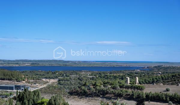 Et si votre futur commençait ici ?

Imaginez votre maison perchée sur les hauteurs de Narbonne, profitant chaque jour d’un panorama exceptionnel dans un environnement calme et privilégié…

Au cœur du très recherché lotissement L’Odéon, découvrez ce superbe terrain constructible de 428 m², entièrement viabilisé, prêt à accueillir le projet de vie dont vous rêvez.

Sa position dominante offre un cadre unique. Selon l’implantation de votre future maison et les conditions météorologiques, vous pourrez profiter d’une vue dégagée sur la ville de Narbonne, les étangs, le massif de la Clape et, par temps clair, jusqu’à la chaîne des Pyrénées. Un décor qui évolue au fil des saisons et des lumières, pour un quotidien empreint de sérénité.

Ce terrain bénéficie d’un environnement résidentiel de qualité, où calme et nature se conjuguent avec la proximité de toutes les commodités : commerces, établissements scolaires, infrastructures sportives, gare, accès rapide à l’autoroute A9 et aux plages méditerranéennes.

Entièrement viabilisé, il vous permettra de concrétiser votre projet de construction dans les meilleures conditions.

Afin de vous aider à vous projeter, une simulation d’implantation d’une maison sur le terrain est disponible. Elle vous permettra de mieux visualiser le potentiel de cette parcelle et d’imaginer votre futur lieu de vie.

Une opportunité rare sur les Hauts de Narbonne, alliant emplacement privilégié, qualité de vie et panorama remarquable.

Une visite suffit souvent pour tomber sous le charme… Contactez moi dès aujourd’hui pour découvrir ce terrain et échanger sur votre projet immobilier.
