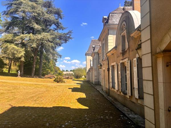 Château à vendre à Yvré-l'Évêque dans la Sarthe (72530), ref : LMY/SA