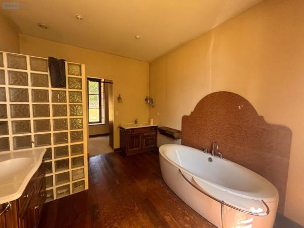 Château à vendre à Yvré-l'Évêque dans la Sarthe (72530), ref : LMY/SA