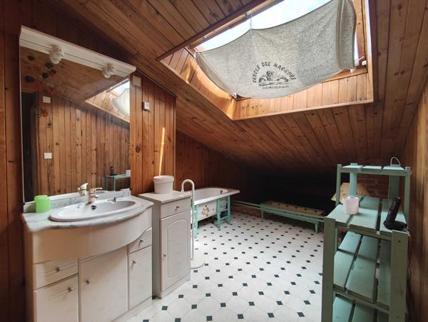 MAISON FAMILIALE PROCHE DE CHASSENEUIL - 197 m2 -