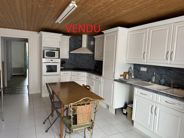 Dans un village tous commerces, maison grands volumes avec jardin