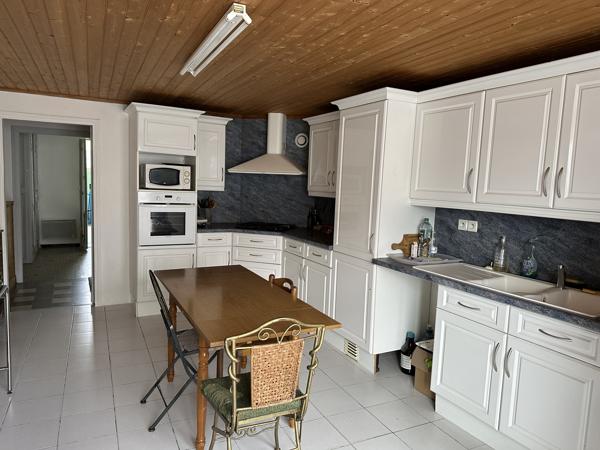 Dans un village tous commerces, maison grands volumes avec jardin