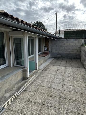 Dans un village tous commerces, maison grands volumes avec jardin