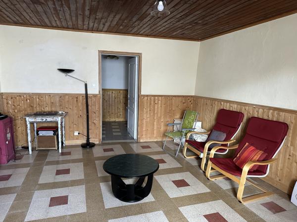 Dans un village tous commerces, maison grands volumes avec jardin