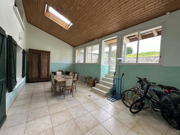 Dans un village tous commerces, maison grands volumes avec jardin