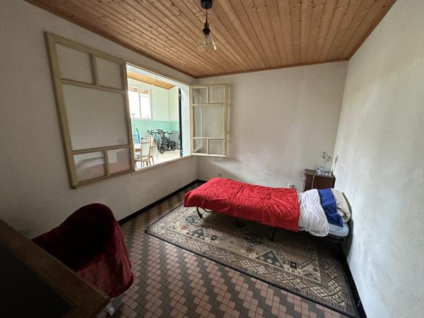 Dans un village tous commerces, maison grands volumes avec jardin