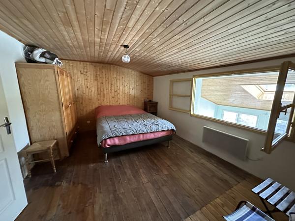 Dans un village tous commerces, maison grands volumes avec jardin