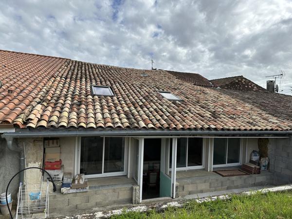 Dans un village tous commerces, maison grands volumes avec jardin