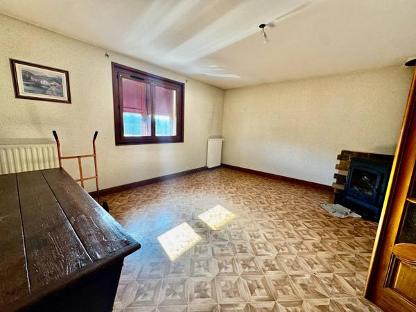 Maison sur sous sol avec garage double et terrain