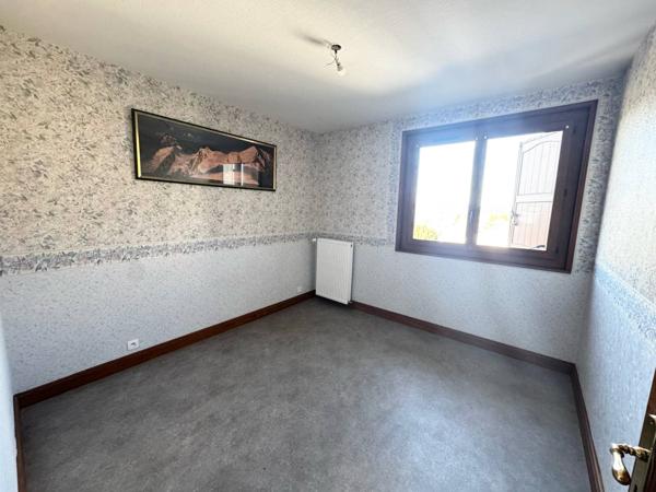 Maison sur sous sol avec garage double et terrain