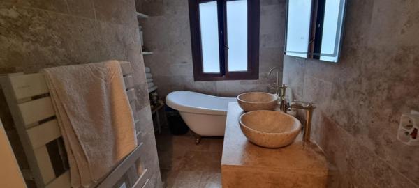 IMMEUBLE EN COPRO DE TROIS LOGEMENTS RENOVES JARDINS STATIONNEMENTS