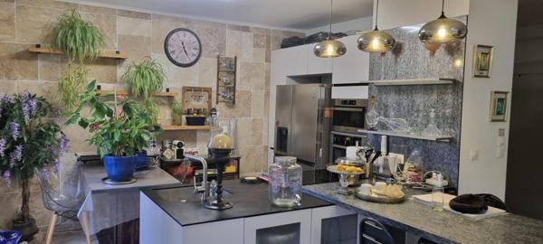 IMMEUBLE EN COPRO DE TROIS LOGEMENTS RENOVES JARDINS STATIONNEMENTS