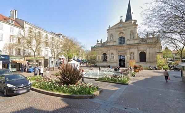 Opportunité d’investissement "clés en main" au cœur de Rueil-Malmaison. Nous proposons à la vente les murs d’un local commercial en emplacement 1bis, offrant une visibilité locative exceptionnelle et une gestion simplifiée.

Ce bien de 69m² au sol environ dispose d’une façade vitrée de 5 mètres linéaires sur un axe dynamique du centre-ville.

CONFIGURATION DU LOCAL :
- Rez-de-chaussée (32m²)  : Espace d’exploitation climatisé, lumineux 
- Sous-sol aménagé (37m²)  : Espace sain avec bureau, kitchenette (éclairée par 2 vasistas), buanderie et sanitaires. Accès par escalier privé.

LES POINTS FORTS :

- SÉCURITÉ DU BAIL : Bail commercial 3/6/9 sécurisé avec une échéance ferme en 2032.
- STABILITÉ DU LOCATAIRE : Fonds de commerce racheté en 2023. Dynamique excellente avec une croissance de CA de +16,7 % sur le dernier exercice.
- GESTION "ZÉRO SOUCI" : Taxe foncière et intégralité des travaux (entretien et aménagement) à la charge exclusive du locataire.
- REVENUS IMMÉDIATS : Indexation(ILC) effectuée en avril 2026. Loyer mensuel : 1 739 € HC.

DONNÉES FINANCIÈRES :
Prix de vente : 300 000 € HAI
Honoraires : 6 % HT à la charge de l’acquéreur.
Rendement Brut : 6,95 %
Rendement Net : env. 6,6 % (incluant les frais d’acquisition).
Dossier complet (Bail, éléments financiers) et visites sur demande.
