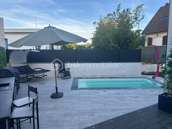 🏡 Maison indépendante – 569 000 €
Coup de cœur pour cette belle maison contemporaine construite en 2021, d’une surface habitable de 148 m² environ, édifiée sur un terrain de 440 m².

Située à Morsang-sur-Orge, cette maison moderne et fonctionnelle offre de beaux volumes ainsi que de nombreuses prestations de confort, idéale pour une famille.

Dès l’entrée, vous découvrirez un espace accueillant avec placard de rangement et WC indépendant avec lave-mains.

La maison dispose d’une cuisine indépendante entièrement équipée avec îlot central et verrière, moderne et fonctionnelle. 
Elle est complétée par un agréable salon / salle à manger, offrant un bel espace de vie convivial.

Au rez-de-chaussée, vous trouverez également une chambre avec dressing et douche privative, idéale pour une suite parentale.

Pour un confort optimal en toute saison, la maison bénéficie d’un chauffage au sol ainsi que de la climatisation.

🛏️ À l’étage
L’espace nuit se compose de trois chambres, dont une avec dressing et douche privative. 
Les deux autres chambres disposent chacune d’un placard.

Une mezzanine vient compléter cet étage et peut être aménagée selon vos envies : bureau, espace de jeux ou coin détente.

Vous profiterez également d’une salle de bain et d’un deuxième WC indépendant.

🎬 Un sous-sol total
La maison bénéficie d’un sous-sol total, offrant de nombreuses possibilités d’aménagement et de rangement.

Il comprend notamment une chambre ainsi qu’une salle de cinéma, idéale pour profiter de moments privilégiés en famille ou entre amis.

🌿 Un extérieur convivial
Implantée sur un terrain de 440 m², la maison bénéficie d’un agréable jardin aménagé pour profiter pleinement des beaux jours.

Vous apprécierez notamment la piscine ainsi que le coin cuisine d’été, parfait pour organiser des repas en extérieur et partager des moments conviviaux.

✨ Les atouts
💰 Prix : 569 000 €
📐 148 m² habitables
🌳 Terrain de 440 m²
🏠 Construction 2021
🛏️ 4 chambres
🍽️ Cuisine indépendante équipée avec îlot central et verrière
🔥 Chauffage au sol
❄️ Climatisation
🚻 2 WC indépendants
🚿 2 chambres avec douche privative
🛁 Salle de bain
📚 Mezzanine
⬇️ Sous-sol total
🎬 Salle de cinéma
🏊 Petite piscine
🌿 Jardin
☀️ Cuisine d’été
Une maison récente, moderne et parfaitement équipée, qui offre un cadre de vie idéal pour une famille.

📞 À découvrir sans tarder ! Contactez-moi pour organiser une visite.