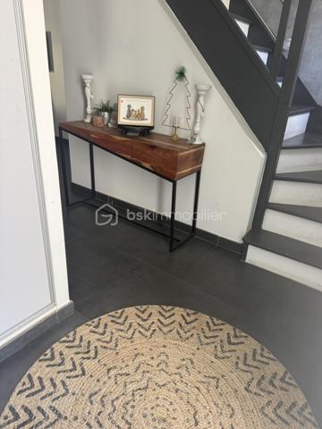 🏡 Maison indépendante – 569 000 €
Coup de cœur pour cette belle maison contemporaine construite en 2021, d’une surface habitable de 148 m² environ, édifiée sur un terrain de 440 m².

Située à Morsang-sur-Orge, cette maison moderne et fonctionnelle offre de beaux volumes ainsi que de nombreuses prestations de confort, idéale pour une famille.

Dès l’entrée, vous découvrirez un espace accueillant avec placard de rangement et WC indépendant avec lave-mains.

La maison dispose d’une cuisine indépendante entièrement équipée avec îlot central et verrière, moderne et fonctionnelle. 
Elle est complétée par un agréable salon / salle à manger, offrant un bel espace de vie convivial.

Au rez-de-chaussée, vous trouverez également une chambre avec dressing et douche privative, idéale pour une suite parentale.

Pour un confort optimal en toute saison, la maison bénéficie d’un chauffage au sol ainsi que de la climatisation.

🛏️ À l’étage
L’espace nuit se compose de trois chambres, dont une avec dressing et douche privative. 
Les deux autres chambres disposent chacune d’un placard.

Une mezzanine vient compléter cet étage et peut être aménagée selon vos envies : bureau, espace de jeux ou coin détente.

Vous profiterez également d’une salle de bain et d’un deuxième WC indépendant.

🎬 Un sous-sol total
La maison bénéficie d’un sous-sol total, offrant de nombreuses possibilités d’aménagement et de rangement.

Il comprend notamment une chambre ainsi qu’une salle de cinéma, idéale pour profiter de moments privilégiés en famille ou entre amis.

🌿 Un extérieur convivial
Implantée sur un terrain de 440 m², la maison bénéficie d’un agréable jardin aménagé pour profiter pleinement des beaux jours.

Vous apprécierez notamment la piscine ainsi que le coin cuisine d’été, parfait pour organiser des repas en extérieur et partager des moments conviviaux.

✨ Les atouts
💰 Prix : 569 000 €
📐 148 m² habitables
🌳 Terrain de 440 m²
🏠 Construction 2021
🛏️ 4 chambres
🍽️ Cuisine indépendante équipée avec îlot central et verrière
🔥 Chauffage au sol
❄️ Climatisation
🚻 2 WC indépendants
🚿 2 chambres avec douche privative
🛁 Salle de bain
📚 Mezzanine
⬇️ Sous-sol total
🎬 Salle de cinéma
🏊 Petite piscine
🌿 Jardin
☀️ Cuisine d’été
Une maison récente, moderne et parfaitement équipée, qui offre un cadre de vie idéal pour une famille.

📞 À découvrir sans tarder ! Contactez-moi pour organiser une visite.