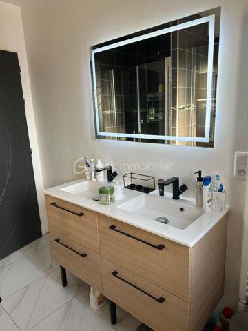 🏡 Maison indépendante – 569 000 €
Coup de cœur pour cette belle maison contemporaine construite en 2021, d’une surface habitable de 148 m² environ, édifiée sur un terrain de 440 m².

Située à Morsang-sur-Orge, cette maison moderne et fonctionnelle offre de beaux volumes ainsi que de nombreuses prestations de confort, idéale pour une famille.

Dès l’entrée, vous découvrirez un espace accueillant avec placard de rangement et WC indépendant avec lave-mains.

La maison dispose d’une cuisine indépendante entièrement équipée avec îlot central et verrière, moderne et fonctionnelle. 
Elle est complétée par un agréable salon / salle à manger, offrant un bel espace de vie convivial.

Au rez-de-chaussée, vous trouverez également une chambre avec dressing et douche privative, idéale pour une suite parentale.

Pour un confort optimal en toute saison, la maison bénéficie d’un chauffage au sol ainsi que de la climatisation.

🛏️ À l’étage
L’espace nuit se compose de trois chambres, dont une avec dressing et douche privative. 
Les deux autres chambres disposent chacune d’un placard.

Une mezzanine vient compléter cet étage et peut être aménagée selon vos envies : bureau, espace de jeux ou coin détente.

Vous profiterez également d’une salle de bain et d’un deuxième WC indépendant.

🎬 Un sous-sol total
La maison bénéficie d’un sous-sol total, offrant de nombreuses possibilités d’aménagement et de rangement.

Il comprend notamment une chambre ainsi qu’une salle de cinéma, idéale pour profiter de moments privilégiés en famille ou entre amis.

🌿 Un extérieur convivial
Implantée sur un terrain de 440 m², la maison bénéficie d’un agréable jardin aménagé pour profiter pleinement des beaux jours.

Vous apprécierez notamment la piscine ainsi que le coin cuisine d’été, parfait pour organiser des repas en extérieur et partager des moments conviviaux.

✨ Les atouts
💰 Prix : 569 000 €
📐 148 m² habitables
🌳 Terrain de 440 m²
🏠 Construction 2021
🛏️ 4 chambres
🍽️ Cuisine indépendante équipée avec îlot central et verrière
🔥 Chauffage au sol
❄️ Climatisation
🚻 2 WC indépendants
🚿 2 chambres avec douche privative
🛁 Salle de bain
📚 Mezzanine
⬇️ Sous-sol total
🎬 Salle de cinéma
🏊 Petite piscine
🌿 Jardin
☀️ Cuisine d’été
Une maison récente, moderne et parfaitement équipée, qui offre un cadre de vie idéal pour une famille.

📞 À découvrir sans tarder ! Contactez-moi pour organiser une visite.
