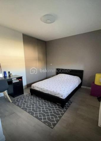 🏡 Maison indépendante – 569 000 €
Coup de cœur pour cette belle maison contemporaine construite en 2021, d’une surface habitable de 148 m² environ, édifiée sur un terrain de 440 m².

Située à Morsang-sur-Orge, cette maison moderne et fonctionnelle offre de beaux volumes ainsi que de nombreuses prestations de confort, idéale pour une famille.

Dès l’entrée, vous découvrirez un espace accueillant avec placard de rangement et WC indépendant avec lave-mains.

La maison dispose d’une cuisine indépendante entièrement équipée avec îlot central et verrière, moderne et fonctionnelle. 
Elle est complétée par un agréable salon / salle à manger, offrant un bel espace de vie convivial.

Au rez-de-chaussée, vous trouverez également une chambre avec dressing et douche privative, idéale pour une suite parentale.

Pour un confort optimal en toute saison, la maison bénéficie d’un chauffage au sol ainsi que de la climatisation.

🛏️ À l’étage
L’espace nuit se compose de trois chambres, dont une avec dressing et douche privative. 
Les deux autres chambres disposent chacune d’un placard.

Une mezzanine vient compléter cet étage et peut être aménagée selon vos envies : bureau, espace de jeux ou coin détente.

Vous profiterez également d’une salle de bain et d’un deuxième WC indépendant.

🎬 Un sous-sol total
La maison bénéficie d’un sous-sol total, offrant de nombreuses possibilités d’aménagement et de rangement.

Il comprend notamment une chambre ainsi qu’une salle de cinéma, idéale pour profiter de moments privilégiés en famille ou entre amis.

🌿 Un extérieur convivial
Implantée sur un terrain de 440 m², la maison bénéficie d’un agréable jardin aménagé pour profiter pleinement des beaux jours.

Vous apprécierez notamment la piscine ainsi que le coin cuisine d’été, parfait pour organiser des repas en extérieur et partager des moments conviviaux.

✨ Les atouts
💰 Prix : 569 000 €
📐 148 m² habitables
🌳 Terrain de 440 m²
🏠 Construction 2021
🛏️ 4 chambres
🍽️ Cuisine indépendante équipée avec îlot central et verrière
🔥 Chauffage au sol
❄️ Climatisation
🚻 2 WC indépendants
🚿 2 chambres avec douche privative
🛁 Salle de bain
📚 Mezzanine
⬇️ Sous-sol total
🎬 Salle de cinéma
🏊 Petite piscine
🌿 Jardin
☀️ Cuisine d’été
Une maison récente, moderne et parfaitement équipée, qui offre un cadre de vie idéal pour une famille.

📞 À découvrir sans tarder ! Contactez-moi pour organiser une visite.