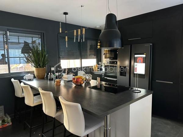 🏡 Maison indépendante – 569 000 €
Coup de cœur pour cette belle maison contemporaine construite en 2021, d’une surface habitable de 148 m² environ, édifiée sur un terrain de 440 m².

Située à Morsang-sur-Orge, cette maison moderne et fonctionnelle offre de beaux volumes ainsi que de nombreuses prestations de confort, idéale pour une famille.

Dès l’entrée, vous découvrirez un espace accueillant avec placard de rangement et WC indépendant avec lave-mains.

La maison dispose d’une cuisine indépendante entièrement équipée avec îlot central et verrière, moderne et fonctionnelle. 
Elle est complétée par un agréable salon / salle à manger, offrant un bel espace de vie convivial.

Au rez-de-chaussée, vous trouverez également une chambre avec dressing et douche privative, idéale pour une suite parentale.

Pour un confort optimal en toute saison, la maison bénéficie d’un chauffage au sol ainsi que de la climatisation.

🛏️ À l’étage
L’espace nuit se compose de trois chambres, dont une avec dressing et douche privative. 
Les deux autres chambres disposent chacune d’un placard.

Une mezzanine vient compléter cet étage et peut être aménagée selon vos envies : bureau, espace de jeux ou coin détente.

Vous profiterez également d’une salle de bain et d’un deuxième WC indépendant.

🎬 Un sous-sol total
La maison bénéficie d’un sous-sol total, offrant de nombreuses possibilités d’aménagement et de rangement.

Il comprend notamment une chambre ainsi qu’une salle de cinéma, idéale pour profiter de moments privilégiés en famille ou entre amis.

🌿 Un extérieur convivial
Implantée sur un terrain de 440 m², la maison bénéficie d’un agréable jardin aménagé pour profiter pleinement des beaux jours.

Vous apprécierez notamment la piscine ainsi que le coin cuisine d’été, parfait pour organiser des repas en extérieur et partager des moments conviviaux.

✨ Les atouts
💰 Prix : 569 000 €
📐 148 m² habitables
🌳 Terrain de 440 m²
🏠 Construction 2021
🛏️ 4 chambres
🍽️ Cuisine indépendante équipée avec îlot central et verrière
🔥 Chauffage au sol
❄️ Climatisation
🚻 2 WC indépendants
🚿 2 chambres avec douche privative
🛁 Salle de bain
📚 Mezzanine
⬇️ Sous-sol total
🎬 Salle de cinéma
🏊 Petite piscine
🌿 Jardin
☀️ Cuisine d’été
Une maison récente, moderne et parfaitement équipée, qui offre un cadre de vie idéal pour une famille.

📞 À découvrir sans tarder ! Contactez-moi pour organiser une visite.
