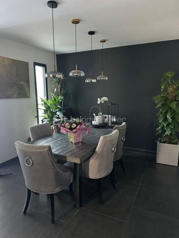 🏡 Maison indépendante – 569 000 €
Coup de cœur pour cette belle maison contemporaine construite en 2021, d’une surface habitable de 148 m² environ, édifiée sur un terrain de 440 m².

Située à Morsang-sur-Orge, cette maison moderne et fonctionnelle offre de beaux volumes ainsi que de nombreuses prestations de confort, idéale pour une famille.

Dès l’entrée, vous découvrirez un espace accueillant avec placard de rangement et WC indépendant avec lave-mains.

La maison dispose d’une cuisine indépendante entièrement équipée avec îlot central et verrière, moderne et fonctionnelle. 
Elle est complétée par un agréable salon / salle à manger, offrant un bel espace de vie convivial.

Au rez-de-chaussée, vous trouverez également une chambre avec dressing et douche privative, idéale pour une suite parentale.

Pour un confort optimal en toute saison, la maison bénéficie d’un chauffage au sol ainsi que de la climatisation.

🛏️ À l’étage
L’espace nuit se compose de trois chambres, dont une avec dressing et douche privative. 
Les deux autres chambres disposent chacune d’un placard.

Une mezzanine vient compléter cet étage et peut être aménagée selon vos envies : bureau, espace de jeux ou coin détente.

Vous profiterez également d’une salle de bain et d’un deuxième WC indépendant.

🎬 Un sous-sol total
La maison bénéficie d’un sous-sol total, offrant de nombreuses possibilités d’aménagement et de rangement.

Il comprend notamment une chambre ainsi qu’une salle de cinéma, idéale pour profiter de moments privilégiés en famille ou entre amis.

🌿 Un extérieur convivial
Implantée sur un terrain de 440 m², la maison bénéficie d’un agréable jardin aménagé pour profiter pleinement des beaux jours.

Vous apprécierez notamment la piscine ainsi que le coin cuisine d’été, parfait pour organiser des repas en extérieur et partager des moments conviviaux.

✨ Les atouts
💰 Prix : 569 000 €
📐 148 m² habitables
🌳 Terrain de 440 m²
🏠 Construction 2021
🛏️ 4 chambres
🍽️ Cuisine indépendante équipée avec îlot central et verrière
🔥 Chauffage au sol
❄️ Climatisation
🚻 2 WC indépendants
🚿 2 chambres avec douche privative
🛁 Salle de bain
📚 Mezzanine
⬇️ Sous-sol total
🎬 Salle de cinéma
🏊 Petite piscine
🌿 Jardin
☀️ Cuisine d’été
Une maison récente, moderne et parfaitement équipée, qui offre un cadre de vie idéal pour une famille.

📞 À découvrir sans tarder ! Contactez-moi pour organiser une visite.