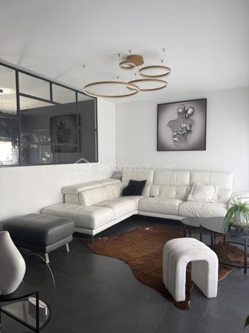 🏡 Maison indépendante – 569 000 €
Coup de cœur pour cette belle maison contemporaine construite en 2021, d’une surface habitable de 148 m² environ, édifiée sur un terrain de 440 m².

Située à Morsang-sur-Orge, cette maison moderne et fonctionnelle offre de beaux volumes ainsi que de nombreuses prestations de confort, idéale pour une famille.

Dès l’entrée, vous découvrirez un espace accueillant avec placard de rangement et WC indépendant avec lave-mains.

La maison dispose d’une cuisine indépendante entièrement équipée avec îlot central et verrière, moderne et fonctionnelle. 
Elle est complétée par un agréable salon / salle à manger, offrant un bel espace de vie convivial.

Au rez-de-chaussée, vous trouverez également une chambre avec dressing et douche privative, idéale pour une suite parentale.

Pour un confort optimal en toute saison, la maison bénéficie d’un chauffage au sol ainsi que de la climatisation.

🛏️ À l’étage
L’espace nuit se compose de trois chambres, dont une avec dressing et douche privative. 
Les deux autres chambres disposent chacune d’un placard.

Une mezzanine vient compléter cet étage et peut être aménagée selon vos envies : bureau, espace de jeux ou coin détente.

Vous profiterez également d’une salle de bain et d’un deuxième WC indépendant.

🎬 Un sous-sol total
La maison bénéficie d’un sous-sol total, offrant de nombreuses possibilités d’aménagement et de rangement.

Il comprend notamment une chambre ainsi qu’une salle de cinéma, idéale pour profiter de moments privilégiés en famille ou entre amis.

🌿 Un extérieur convivial
Implantée sur un terrain de 440 m², la maison bénéficie d’un agréable jardin aménagé pour profiter pleinement des beaux jours.

Vous apprécierez notamment la piscine ainsi que le coin cuisine d’été, parfait pour organiser des repas en extérieur et partager des moments conviviaux.

✨ Les atouts
💰 Prix : 569 000 €
📐 148 m² habitables
🌳 Terrain de 440 m²
🏠 Construction 2021
🛏️ 4 chambres
🍽️ Cuisine indépendante équipée avec îlot central et verrière
🔥 Chauffage au sol
❄️ Climatisation
🚻 2 WC indépendants
🚿 2 chambres avec douche privative
🛁 Salle de bain
📚 Mezzanine
⬇️ Sous-sol total
🎬 Salle de cinéma
🏊 Petite piscine
🌿 Jardin
☀️ Cuisine d’été
Une maison récente, moderne et parfaitement équipée, qui offre un cadre de vie idéal pour une famille.

📞 À découvrir sans tarder ! Contactez-moi pour organiser une visite.