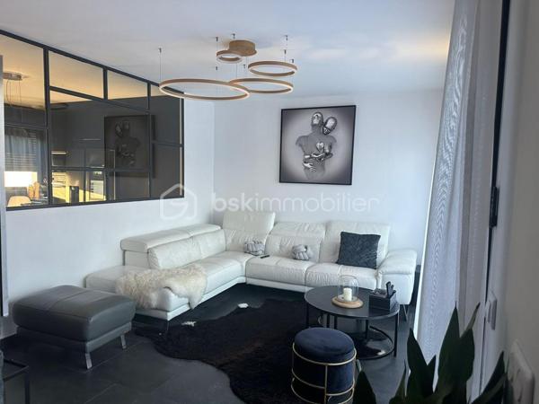 🏡 Maison indépendante – 569 000 €
Coup de cœur pour cette belle maison contemporaine construite en 2021, d’une surface habitable de 148 m² environ, édifiée sur un terrain de 440 m².

Située à Morsang-sur-Orge, cette maison moderne et fonctionnelle offre de beaux volumes ainsi que de nombreuses prestations de confort, idéale pour une famille.

Dès l’entrée, vous découvrirez un espace accueillant avec placard de rangement et WC indépendant avec lave-mains.

La maison dispose d’une cuisine indépendante entièrement équipée avec îlot central et verrière, moderne et fonctionnelle. 
Elle est complétée par un agréable salon / salle à manger, offrant un bel espace de vie convivial.

Au rez-de-chaussée, vous trouverez également une chambre avec dressing et douche privative, idéale pour une suite parentale.

Pour un confort optimal en toute saison, la maison bénéficie d’un chauffage au sol ainsi que de la climatisation.

🛏️ À l’étage
L’espace nuit se compose de trois chambres, dont une avec dressing et douche privative. 
Les deux autres chambres disposent chacune d’un placard.

Une mezzanine vient compléter cet étage et peut être aménagée selon vos envies : bureau, espace de jeux ou coin détente.

Vous profiterez également d’une salle de bain et d’un deuxième WC indépendant.

🎬 Un sous-sol total
La maison bénéficie d’un sous-sol total, offrant de nombreuses possibilités d’aménagement et de rangement.

Il comprend notamment une chambre ainsi qu’une salle de cinéma, idéale pour profiter de moments privilégiés en famille ou entre amis.

🌿 Un extérieur convivial
Implantée sur un terrain de 440 m², la maison bénéficie d’un agréable jardin aménagé pour profiter pleinement des beaux jours.

Vous apprécierez notamment la piscine ainsi que le coin cuisine d’été, parfait pour organiser des repas en extérieur et partager des moments conviviaux.

✨ Les atouts
💰 Prix : 569 000 €
📐 148 m² habitables
🌳 Terrain de 440 m²
🏠 Construction 2021
🛏️ 4 chambres
🍽️ Cuisine indépendante équipée avec îlot central et verrière
🔥 Chauffage au sol
❄️ Climatisation
🚻 2 WC indépendants
🚿 2 chambres avec douche privative
🛁 Salle de bain
📚 Mezzanine
⬇️ Sous-sol total
🎬 Salle de cinéma
🏊 Petite piscine
🌿 Jardin
☀️ Cuisine d’été
Une maison récente, moderne et parfaitement équipée, qui offre un cadre de vie idéal pour une famille.

📞 À découvrir sans tarder ! Contactez-moi pour organiser une visite.