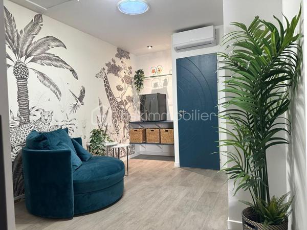 🏡 Maison indépendante – 569 000 €
Coup de cœur pour cette belle maison contemporaine construite en 2021, d’une surface habitable de 148 m² environ, édifiée sur un terrain de 440 m².

Située à Morsang-sur-Orge, cette maison moderne et fonctionnelle offre de beaux volumes ainsi que de nombreuses prestations de confort, idéale pour une famille.

Dès l’entrée, vous découvrirez un espace accueillant avec placard de rangement et WC indépendant avec lave-mains.

La maison dispose d’une cuisine indépendante entièrement équipée avec îlot central et verrière, moderne et fonctionnelle. 
Elle est complétée par un agréable salon / salle à manger, offrant un bel espace de vie convivial.

Au rez-de-chaussée, vous trouverez également une chambre avec dressing et douche privative, idéale pour une suite parentale.

Pour un confort optimal en toute saison, la maison bénéficie d’un chauffage au sol ainsi que de la climatisation.

🛏️ À l’étage
L’espace nuit se compose de trois chambres, dont une avec dressing et douche privative. 
Les deux autres chambres disposent chacune d’un placard.

Une mezzanine vient compléter cet étage et peut être aménagée selon vos envies : bureau, espace de jeux ou coin détente.

Vous profiterez également d’une salle de bain et d’un deuxième WC indépendant.

🎬 Un sous-sol total
La maison bénéficie d’un sous-sol total, offrant de nombreuses possibilités d’aménagement et de rangement.

Il comprend notamment une chambre ainsi qu’une salle de cinéma, idéale pour profiter de moments privilégiés en famille ou entre amis.

🌿 Un extérieur convivial
Implantée sur un terrain de 440 m², la maison bénéficie d’un agréable jardin aménagé pour profiter pleinement des beaux jours.

Vous apprécierez notamment la piscine ainsi que le coin cuisine d’été, parfait pour organiser des repas en extérieur et partager des moments conviviaux.

✨ Les atouts
💰 Prix : 569 000 €
📐 148 m² habitables
🌳 Terrain de 440 m²
🏠 Construction 2021
🛏️ 4 chambres
🍽️ Cuisine indépendante équipée avec îlot central et verrière
🔥 Chauffage au sol
❄️ Climatisation
🚻 2 WC indépendants
🚿 2 chambres avec douche privative
🛁 Salle de bain
📚 Mezzanine
⬇️ Sous-sol total
🎬 Salle de cinéma
🏊 Petite piscine
🌿 Jardin
☀️ Cuisine d’été
Une maison récente, moderne et parfaitement équipée, qui offre un cadre de vie idéal pour une famille.

📞 À découvrir sans tarder ! Contactez-moi pour organiser une visite.