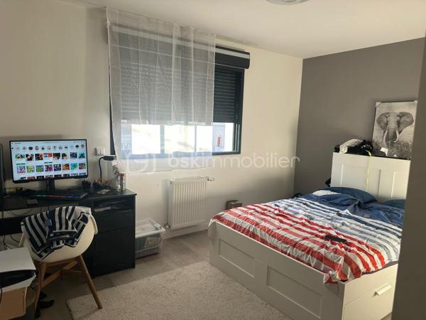 🏡 Maison indépendante – 569 000 €
Coup de cœur pour cette belle maison contemporaine construite en 2021, d’une surface habitable de 148 m² environ, édifiée sur un terrain de 440 m².

Située à Morsang-sur-Orge, cette maison moderne et fonctionnelle offre de beaux volumes ainsi que de nombreuses prestations de confort, idéale pour une famille.

Dès l’entrée, vous découvrirez un espace accueillant avec placard de rangement et WC indépendant avec lave-mains.

La maison dispose d’une cuisine indépendante entièrement équipée avec îlot central et verrière, moderne et fonctionnelle. 
Elle est complétée par un agréable salon / salle à manger, offrant un bel espace de vie convivial.

Au rez-de-chaussée, vous trouverez également une chambre avec dressing et douche privative, idéale pour une suite parentale.

Pour un confort optimal en toute saison, la maison bénéficie d’un chauffage au sol ainsi que de la climatisation.

🛏️ À l’étage
L’espace nuit se compose de trois chambres, dont une avec dressing et douche privative. 
Les deux autres chambres disposent chacune d’un placard.

Une mezzanine vient compléter cet étage et peut être aménagée selon vos envies : bureau, espace de jeux ou coin détente.

Vous profiterez également d’une salle de bain et d’un deuxième WC indépendant.

🎬 Un sous-sol total
La maison bénéficie d’un sous-sol total, offrant de nombreuses possibilités d’aménagement et de rangement.

Il comprend notamment une chambre ainsi qu’une salle de cinéma, idéale pour profiter de moments privilégiés en famille ou entre amis.

🌿 Un extérieur convivial
Implantée sur un terrain de 440 m², la maison bénéficie d’un agréable jardin aménagé pour profiter pleinement des beaux jours.

Vous apprécierez notamment la piscine ainsi que le coin cuisine d’été, parfait pour organiser des repas en extérieur et partager des moments conviviaux.

✨ Les atouts
💰 Prix : 569 000 €
📐 148 m² habitables
🌳 Terrain de 440 m²
🏠 Construction 2021
🛏️ 4 chambres
🍽️ Cuisine indépendante équipée avec îlot central et verrière
🔥 Chauffage au sol
❄️ Climatisation
🚻 2 WC indépendants
🚿 2 chambres avec douche privative
🛁 Salle de bain
📚 Mezzanine
⬇️ Sous-sol total
🎬 Salle de cinéma
🏊 Petite piscine
🌿 Jardin
☀️ Cuisine d’été
Une maison récente, moderne et parfaitement équipée, qui offre un cadre de vie idéal pour une famille.

📞 À découvrir sans tarder ! Contactez-moi pour organiser une visite.