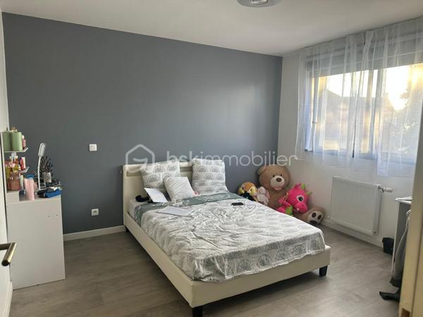 🏡 Maison indépendante – 569 000 €
Coup de cœur pour cette belle maison contemporaine construite en 2021, d’une surface habitable de 148 m² environ, édifiée sur un terrain de 440 m².

Située à Morsang-sur-Orge, cette maison moderne et fonctionnelle offre de beaux volumes ainsi que de nombreuses prestations de confort, idéale pour une famille.

Dès l’entrée, vous découvrirez un espace accueillant avec placard de rangement et WC indépendant avec lave-mains.

La maison dispose d’une cuisine indépendante entièrement équipée avec îlot central et verrière, moderne et fonctionnelle. 
Elle est complétée par un agréable salon / salle à manger, offrant un bel espace de vie convivial.

Au rez-de-chaussée, vous trouverez également une chambre avec dressing et douche privative, idéale pour une suite parentale.

Pour un confort optimal en toute saison, la maison bénéficie d’un chauffage au sol ainsi que de la climatisation.

🛏️ À l’étage
L’espace nuit se compose de trois chambres, dont une avec dressing et douche privative. 
Les deux autres chambres disposent chacune d’un placard.

Une mezzanine vient compléter cet étage et peut être aménagée selon vos envies : bureau, espace de jeux ou coin détente.

Vous profiterez également d’une salle de bain et d’un deuxième WC indépendant.

🎬 Un sous-sol total
La maison bénéficie d’un sous-sol total, offrant de nombreuses possibilités d’aménagement et de rangement.

Il comprend notamment une chambre ainsi qu’une salle de cinéma, idéale pour profiter de moments privilégiés en famille ou entre amis.

🌿 Un extérieur convivial
Implantée sur un terrain de 440 m², la maison bénéficie d’un agréable jardin aménagé pour profiter pleinement des beaux jours.

Vous apprécierez notamment la piscine ainsi que le coin cuisine d’été, parfait pour organiser des repas en extérieur et partager des moments conviviaux.

✨ Les atouts
💰 Prix : 569 000 €
📐 148 m² habitables
🌳 Terrain de 440 m²
🏠 Construction 2021
🛏️ 4 chambres
🍽️ Cuisine indépendante équipée avec îlot central et verrière
🔥 Chauffage au sol
❄️ Climatisation
🚻 2 WC indépendants
🚿 2 chambres avec douche privative
🛁 Salle de bain
📚 Mezzanine
⬇️ Sous-sol total
🎬 Salle de cinéma
🏊 Petite piscine
🌿 Jardin
☀️ Cuisine d’été
Une maison récente, moderne et parfaitement équipée, qui offre un cadre de vie idéal pour une famille.

📞 À découvrir sans tarder ! Contactez-moi pour organiser une visite.