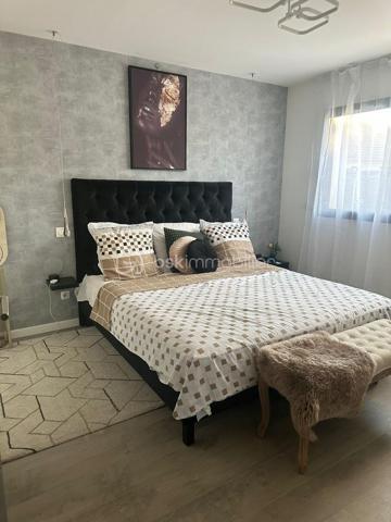🏡 Maison indépendante – 569 000 €
Coup de cœur pour cette belle maison contemporaine construite en 2021, d’une surface habitable de 148 m² environ, édifiée sur un terrain de 440 m².

Située à Morsang-sur-Orge, cette maison moderne et fonctionnelle offre de beaux volumes ainsi que de nombreuses prestations de confort, idéale pour une famille.

Dès l’entrée, vous découvrirez un espace accueillant avec placard de rangement et WC indépendant avec lave-mains.

La maison dispose d’une cuisine indépendante entièrement équipée avec îlot central et verrière, moderne et fonctionnelle. 
Elle est complétée par un agréable salon / salle à manger, offrant un bel espace de vie convivial.

Au rez-de-chaussée, vous trouverez également une chambre avec dressing et douche privative, idéale pour une suite parentale.

Pour un confort optimal en toute saison, la maison bénéficie d’un chauffage au sol ainsi que de la climatisation.

🛏️ À l’étage
L’espace nuit se compose de trois chambres, dont une avec dressing et douche privative. 
Les deux autres chambres disposent chacune d’un placard.

Une mezzanine vient compléter cet étage et peut être aménagée selon vos envies : bureau, espace de jeux ou coin détente.

Vous profiterez également d’une salle de bain et d’un deuxième WC indépendant.

🎬 Un sous-sol total
La maison bénéficie d’un sous-sol total, offrant de nombreuses possibilités d’aménagement et de rangement.

Il comprend notamment une chambre ainsi qu’une salle de cinéma, idéale pour profiter de moments privilégiés en famille ou entre amis.

🌿 Un extérieur convivial
Implantée sur un terrain de 440 m², la maison bénéficie d’un agréable jardin aménagé pour profiter pleinement des beaux jours.

Vous apprécierez notamment la piscine ainsi que le coin cuisine d’été, parfait pour organiser des repas en extérieur et partager des moments conviviaux.

✨ Les atouts
💰 Prix : 569 000 €
📐 148 m² habitables
🌳 Terrain de 440 m²
🏠 Construction 2021
🛏️ 4 chambres
🍽️ Cuisine indépendante équipée avec îlot central et verrière
🔥 Chauffage au sol
❄️ Climatisation
🚻 2 WC indépendants
🚿 2 chambres avec douche privative
🛁 Salle de bain
📚 Mezzanine
⬇️ Sous-sol total
🎬 Salle de cinéma
🏊 Petite piscine
🌿 Jardin
☀️ Cuisine d’été
Une maison récente, moderne et parfaitement équipée, qui offre un cadre de vie idéal pour une famille.

📞 À découvrir sans tarder ! Contactez-moi pour organiser une visite.