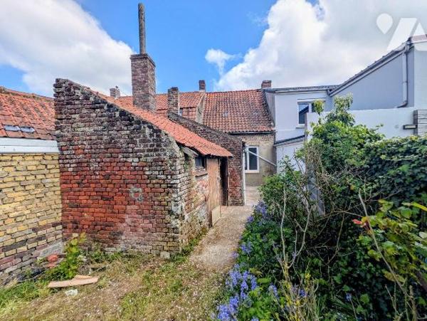 Maison mitoyenne à rénover avec jardin. Composée d'un séjour, une chambre et une cuisine. Grenier.
