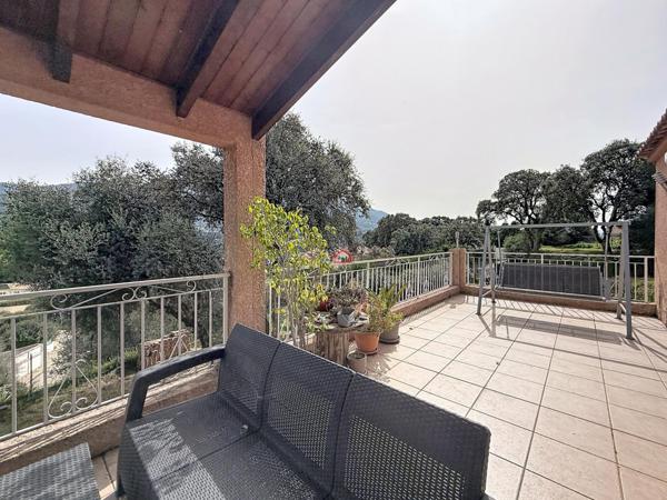 Maison avec appartement principal et dépendance