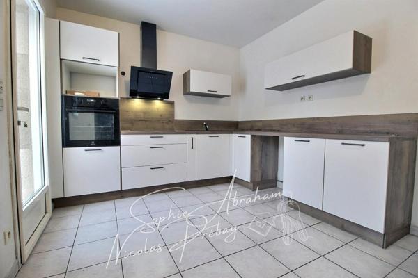 Maison rénovée, 3 chambres, garage et jardin clos de murs