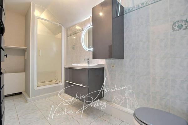 Maison rénovée, 3 chambres, garage et jardin clos de murs