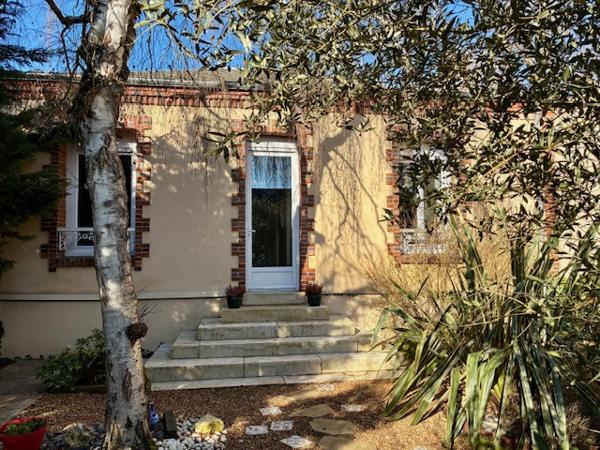 Dourdan (91410) La maison des années 30 et son extension.