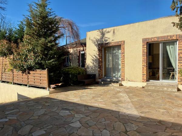 Dourdan (91410) La maison des années 30 et son extension.