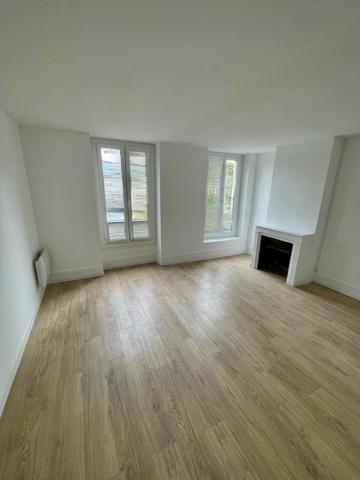 Deux pièces situé à port de Clichy