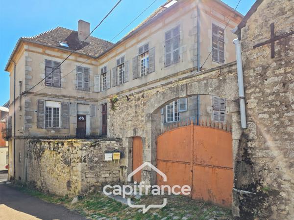 LORMES (Morvan) – Ancien hôtel particulier du XVIIIᵉ siècle – 780 m² de caractère à restaurer