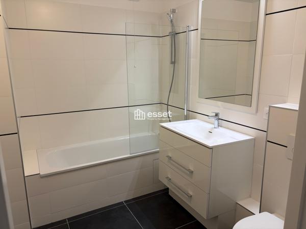 Location Appartement 4 pièces 81.7 m² - Courbevoie 92400