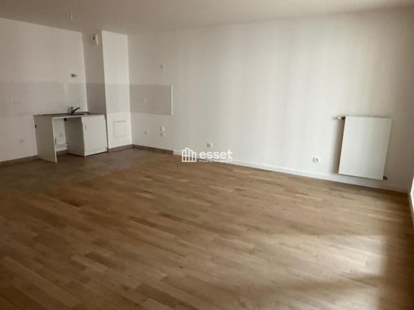 Location Appartement 4 pièces 81.7 m² - Courbevoie 92400
