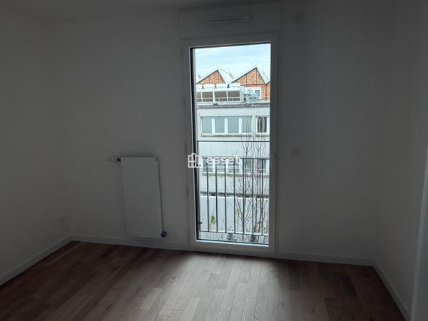 Location Appartement 4 pièces 81.7 m² - Courbevoie 92400